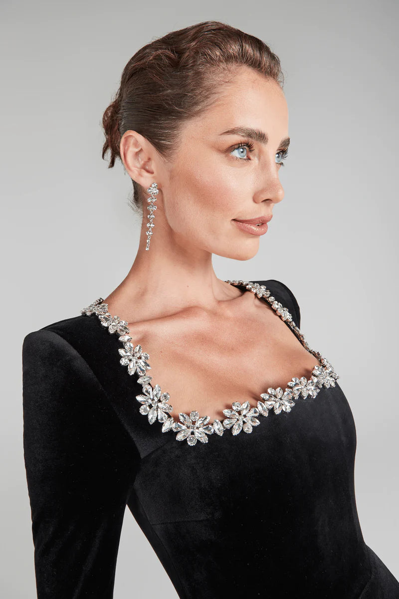 Valentina | Elegantes Samtkleid mit einem schicken quadratischen Ausschnitt