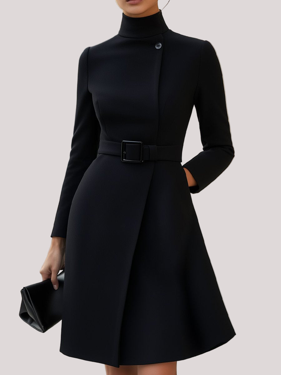 Serenya | Strukturiertes Midikleid mit hohem Ausschnitt und asymmetrischem Design